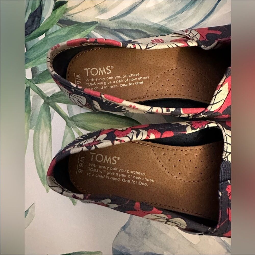 TOMS Classic Canvas Slip-Ons Tropical Floral Print Women’s 6.5 Comfy Resortwear - Picture 2 of 5
